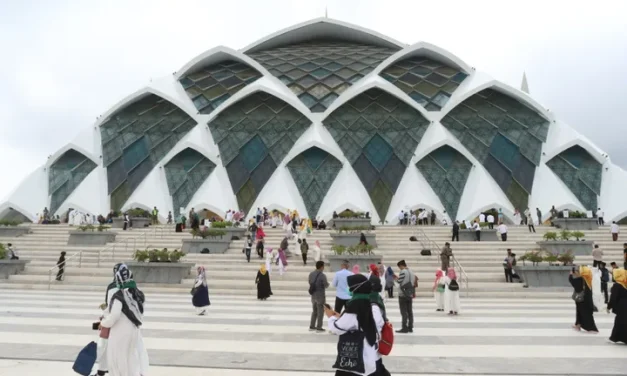 Cari Takjil Dekat Masjid Al-Jabbar? Lokasi Ini Bisa Jadi Pilihan