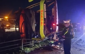 Korban Bus Restu Terguling Di Tol Jombang Teridentifikasi, 1 Tewas Dan 32 Luka