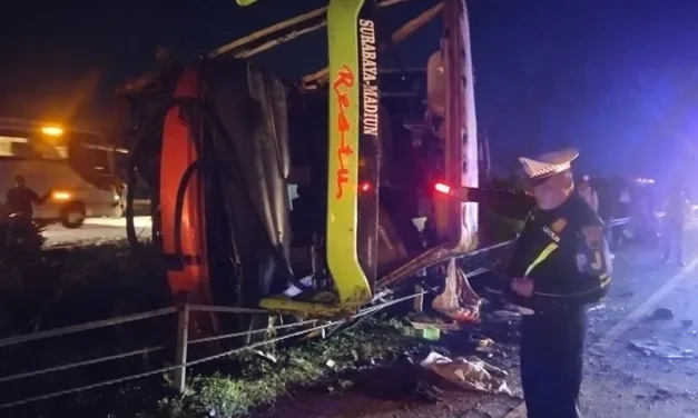 Korban Bus Restu Terguling Di Tol Jombang Teridentifikasi, 1 Tewas Dan 32 Luka