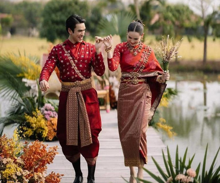 Momen Romantis Nadech Dan Yaya Di Pernikahan
