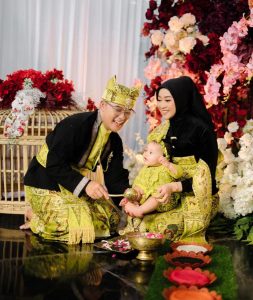 Hangatnya Tradisi Tedak Siten Baby Diarta, Anak Danang Pradana