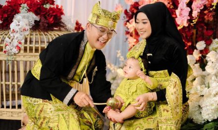 Hangatnya Tradisi Tedak Siten Baby Diarta, Anak Danang Pradana