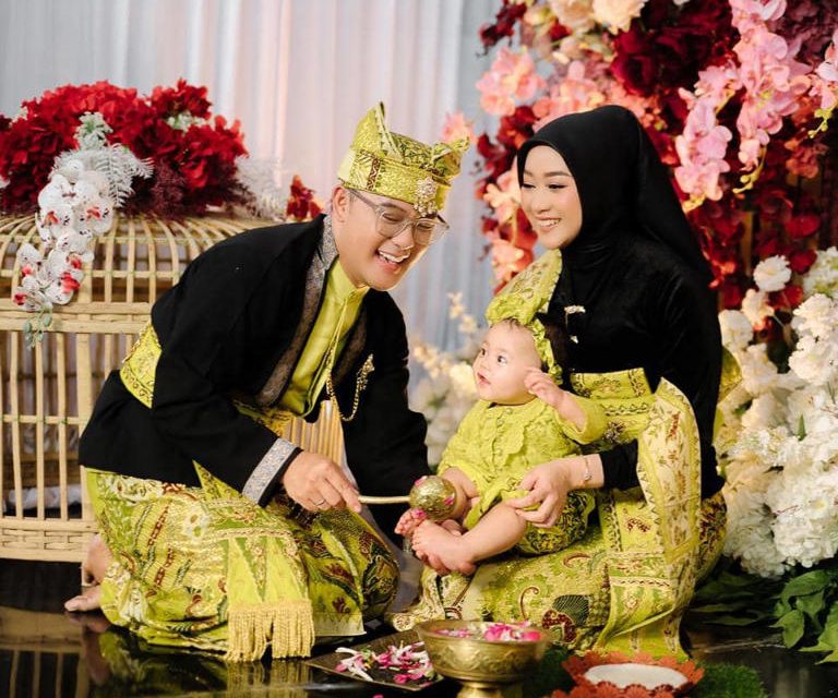 Hangatnya Tradisi Tedak Siten Baby Diarta, Anak Danang Pradana