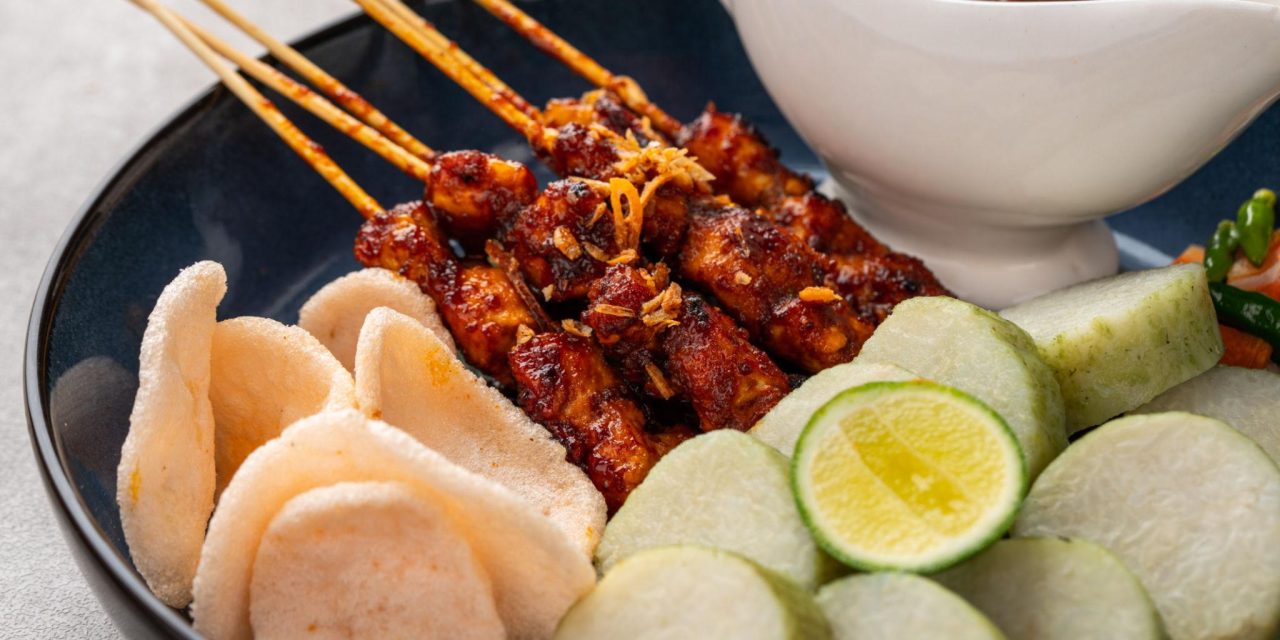 Lontong Sate: Sajian Klasik Nusantara Yang Selalu Bikin Rindu