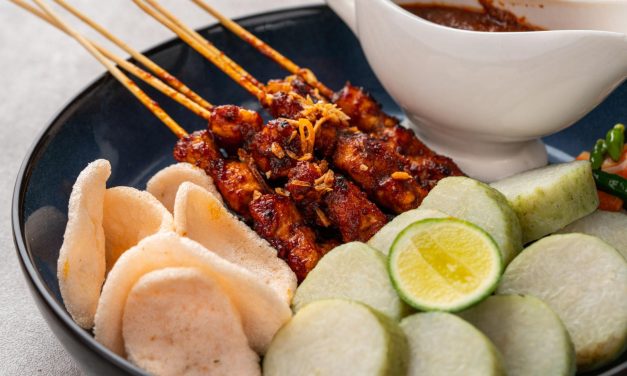 Lontong Sate: Sajian Klasik Nusantara Yang Selalu Bikin Rindu
