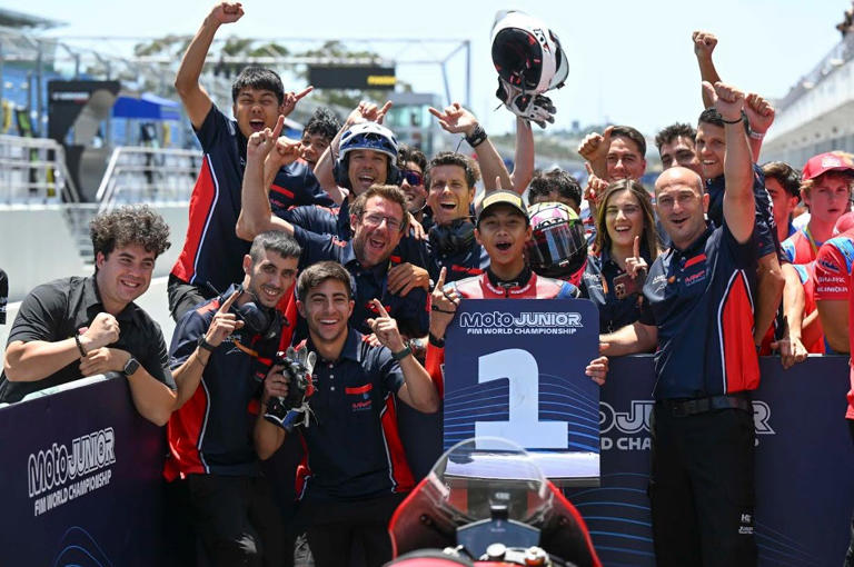 Luar Biasa! Kiandra Ramadhipa Juara Moto3 Estoril, Rekor Langka