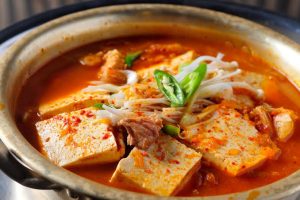 Kuliner Korea Kimchi Jjigae: Sup Hangat Pedas Asam Yang Nikmat