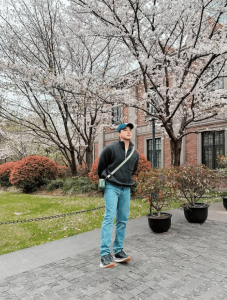 Gaya Pria Modern! Inspirasi Smart Casual Ala Billy Davidson