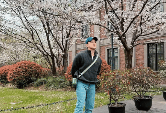 Gaya Pria Modern! Inspirasi Smart Casual Ala Billy Davidson