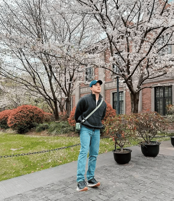 Gaya Pria Modern! Inspirasi Smart Casual Ala Billy Davidson