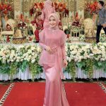 Tren Baju Bridesmaid Hijab Satin, Model Sederhana – Glamour