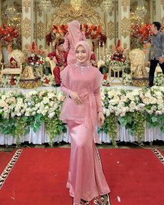 Tren Baju Bridesmaid Hijab Satin, Model Sederhana - Glamour