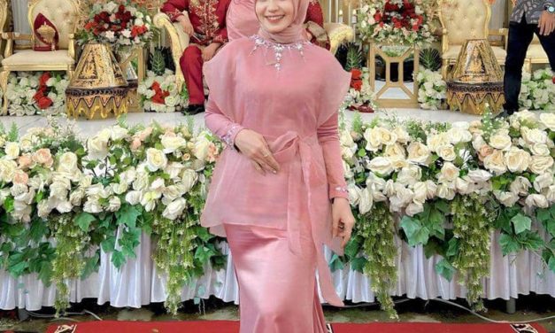 Tren Baju Bridesmaid Hijab Satin, Model Sederhana – Glamour