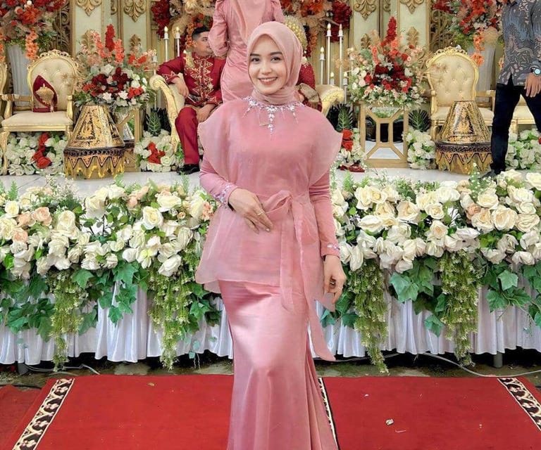 Tren Baju Bridesmaid Hijab Satin, Model Sederhana – Glamour