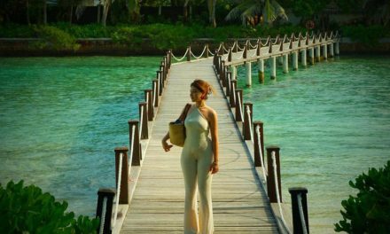 Bikin Iri! Aditi Bhatia Ajak Ibu Liburan Mewah Ke Maldives