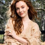Simpel Tapi Mewah! Intip Inspirasi Gaya Rambut Harriet Slater