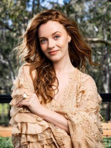 Simpel Tapi Mewah! Intip Inspirasi Gaya Rambut Harriet Slater