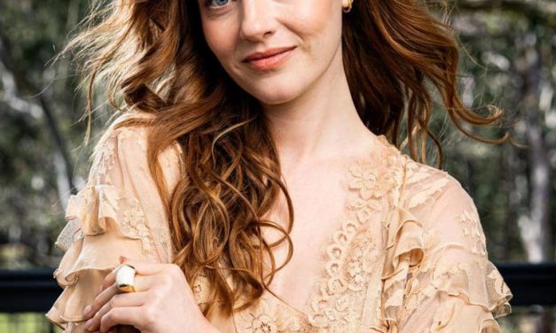 Simpel Tapi Mewah! Intip Inspirasi Gaya Rambut Harriet Slater