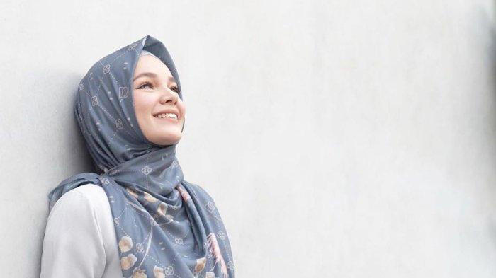 Bikin Terharu! Dewi Sandra Galau Sebelum Mantap Berhijrah