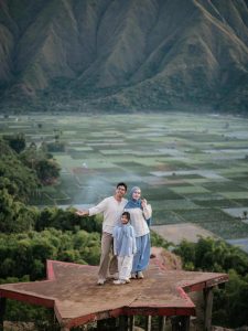Liburan Seru! Dwi Handayani & Keluarga Ke Bukit Selong Lombok