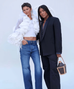 Zendaya Ubah Gaya Atasan Renda The Odyssey Di Paris